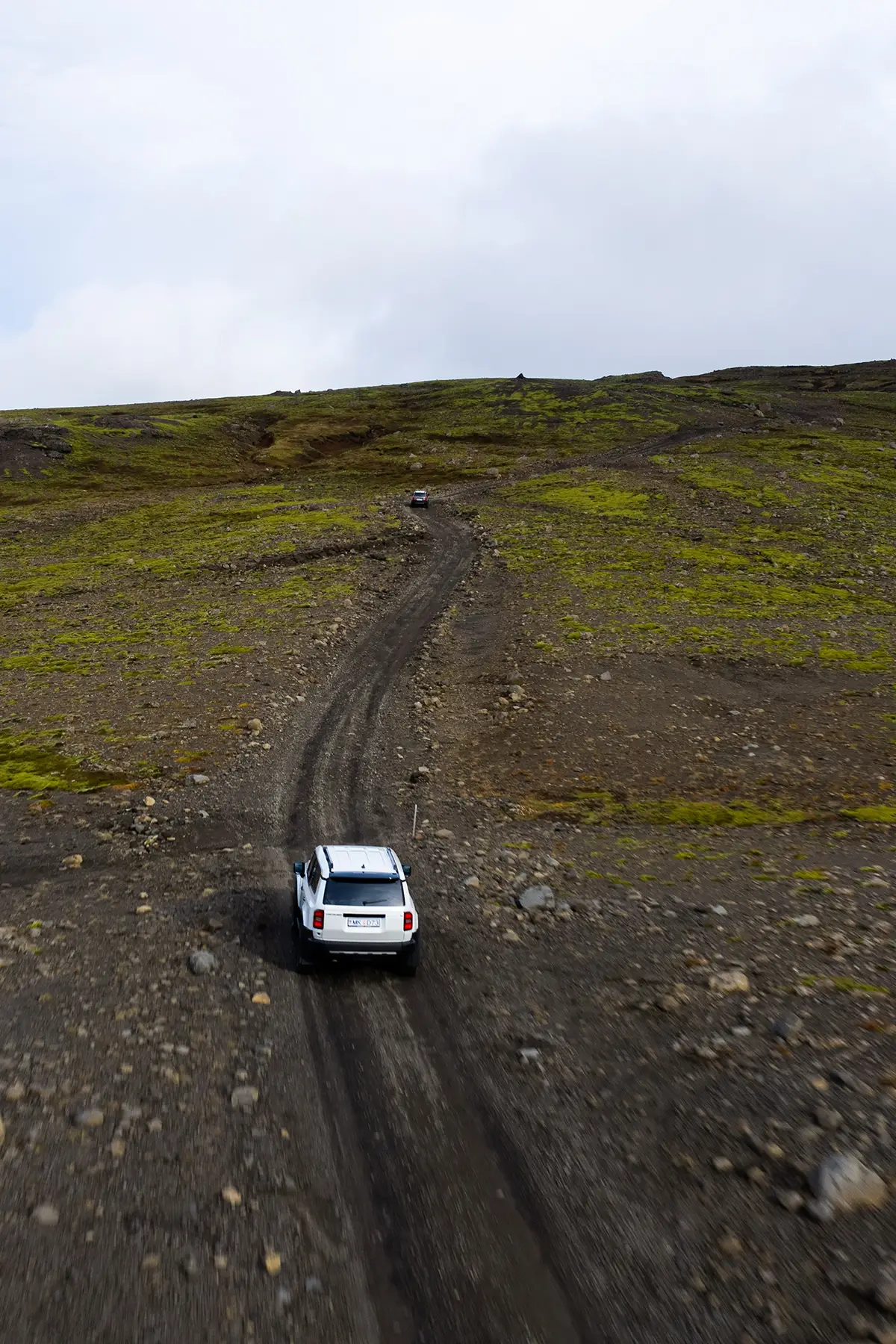 Der höhergelegte Toyota Land Cruiser durchquert eine schwarze Vulkan-Sandwüste auf Island
