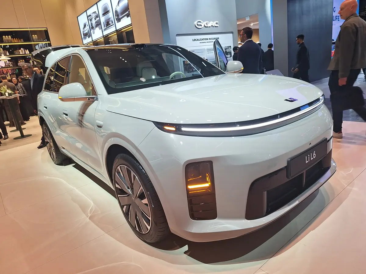Weisses SUV Li Auto L6 mit Range-Extender-Hybridantrieb auf dem Messestand in Paris