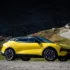 Gelber Lotus Eletre X Plug-in-Hybrid SUV mit 70-kWh-Batterie im Profil auf einer alpinen Bergstrasse