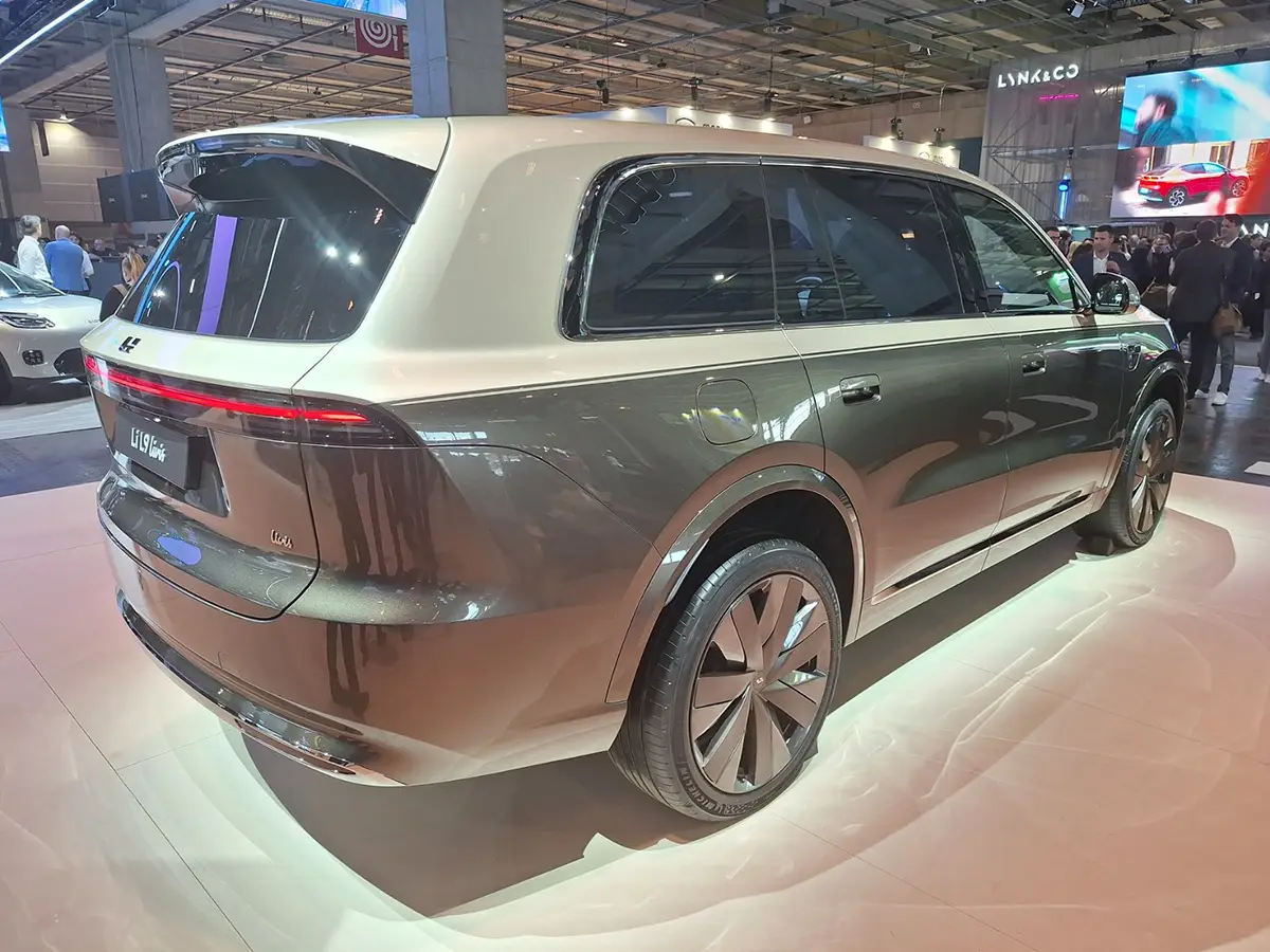 Seitenlinie und Heck des grossen Luxus-SUV Li Auto L9 Livis auf dem Pariser Autosalon