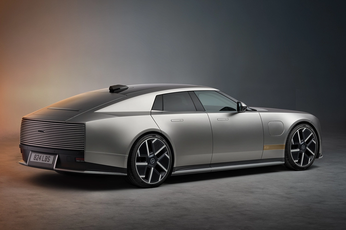 Futuristische Heckpartie des viertürigen Jaguar Type 01 mit bündig integrierter Heckklappe