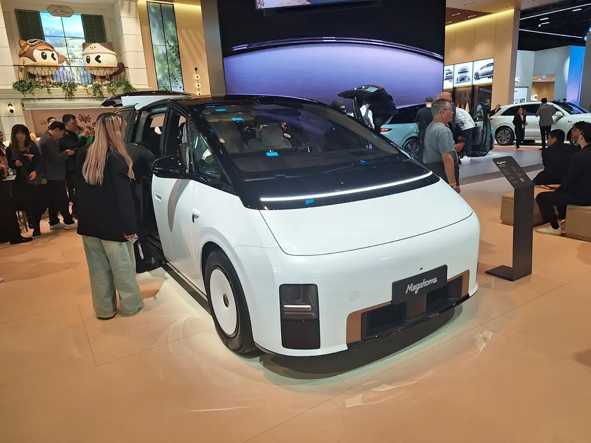 Der 5,35 Meter lange Elektrovan Li Auto Megahome mit drehbaren Zero-Gravity-Sitzen auf dem Messestand