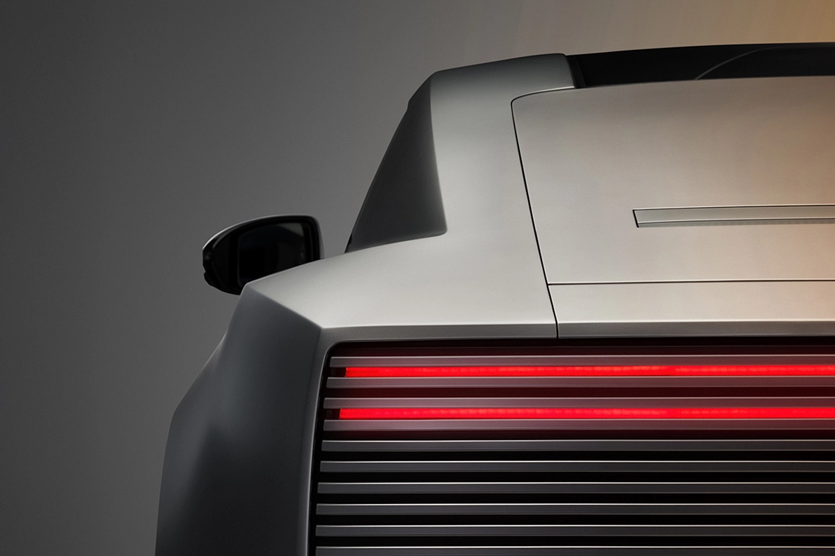 Detailaufnahme der horizontalen LED-Rückleuchten hinter der Lamellenstruktur am Heck des Jaguar Type 01