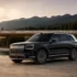 Schwarzes Luxus-SUV Zeekr 9X im Stand vor moderner Architektur im Abendlicht