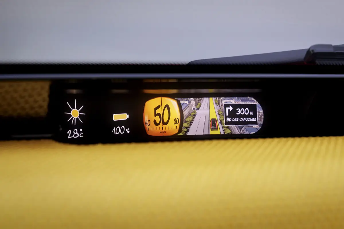 Schmales Digitaldisplay im Citroen 2CV mit Lupentacho, Akkuladestand und Navigationsanzeige