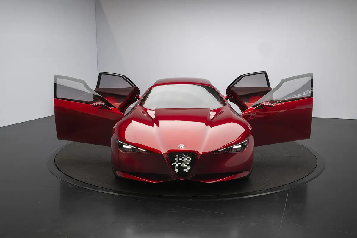 Frontalansicht des Alfa Romeo Cuorerosso mit vier geöffneten Portaltüren und LED-Scheinwerfersignatu