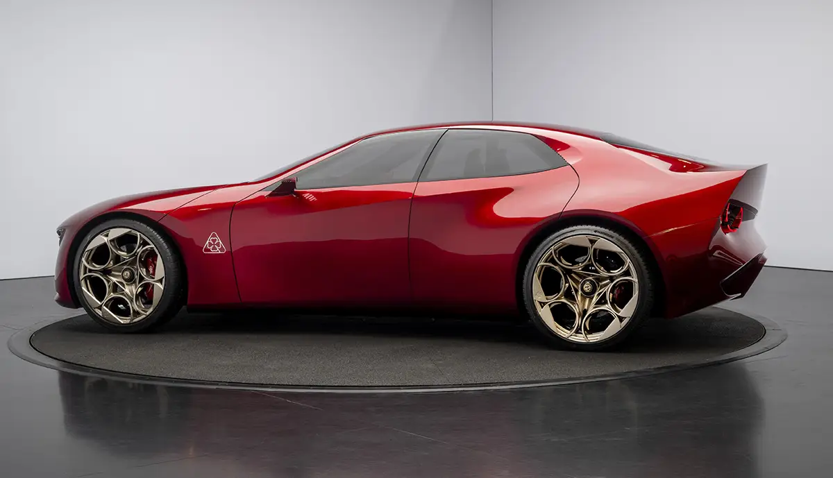 Dynamische Silhouette des fünftürigen Sportcoupés Alfa Romeo Cuorerosso mit großen Leichtmetallrädern
