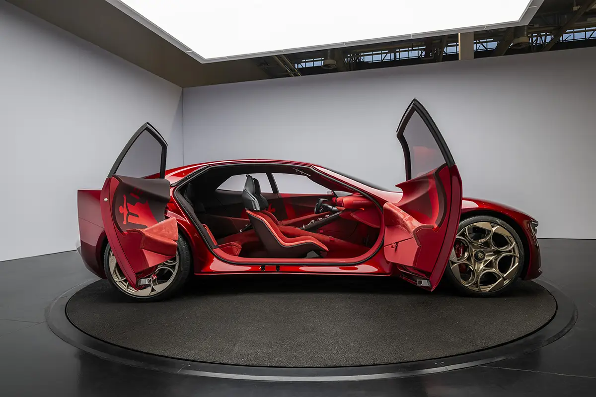 Blick in den viersitzigen, sportlichen Innenraum des Alfa Romeo Cuorerosso durch gegenläufig öffnende Türen