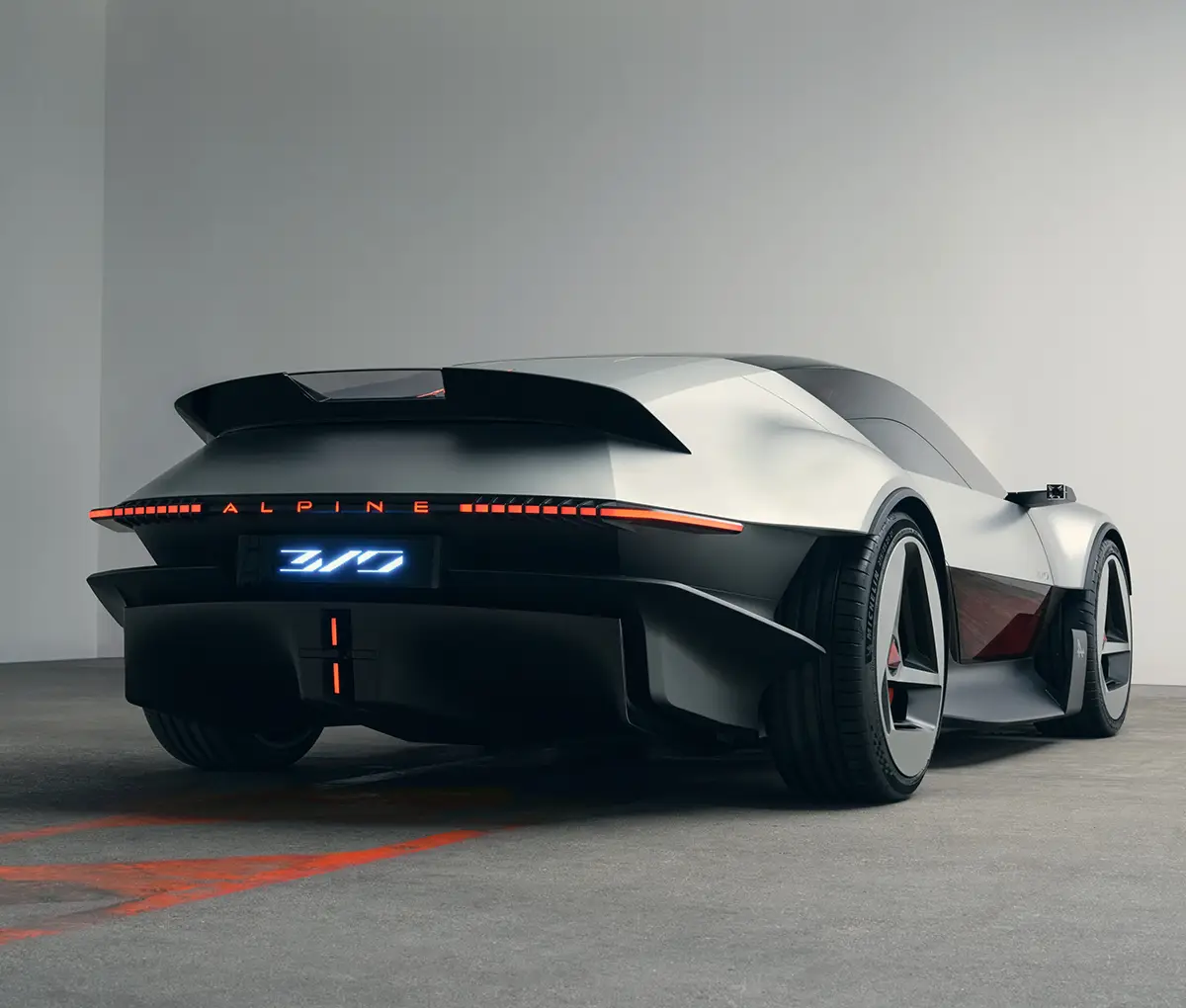 Breites Sportwagenheck der Alpine A310 Vision mit geteiltem Heckflügel, schmalen LED-Rückleuchten und mächtigem Diffusor