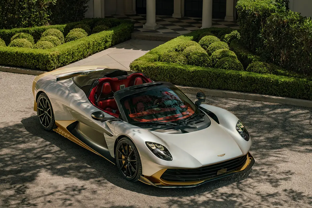 Offener Aston Martin Valhalla Spider parkend in einer Hofeinfahrt vor gepflegten Hecken