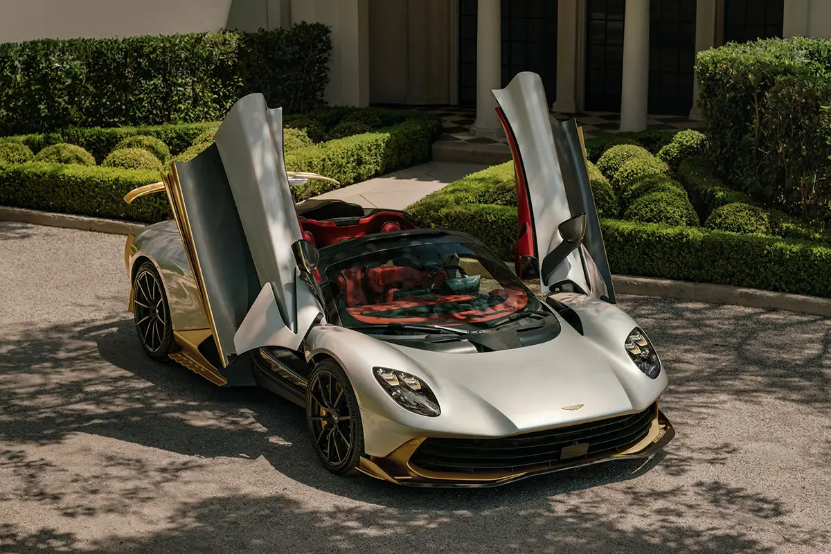 Aston Martin Valhalla Spider mit spektakulär nach oben aufschwingenden, rahmenlosen Schmetterlingstüren