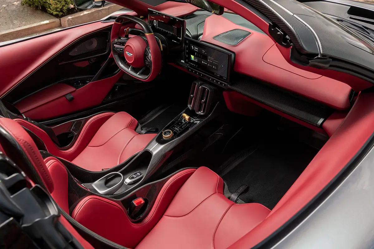 Blick in das Rennsport-Cockpit des Valhalla Spider mit rotem Leder, Sportlenkrad und viel Sichtcarbon