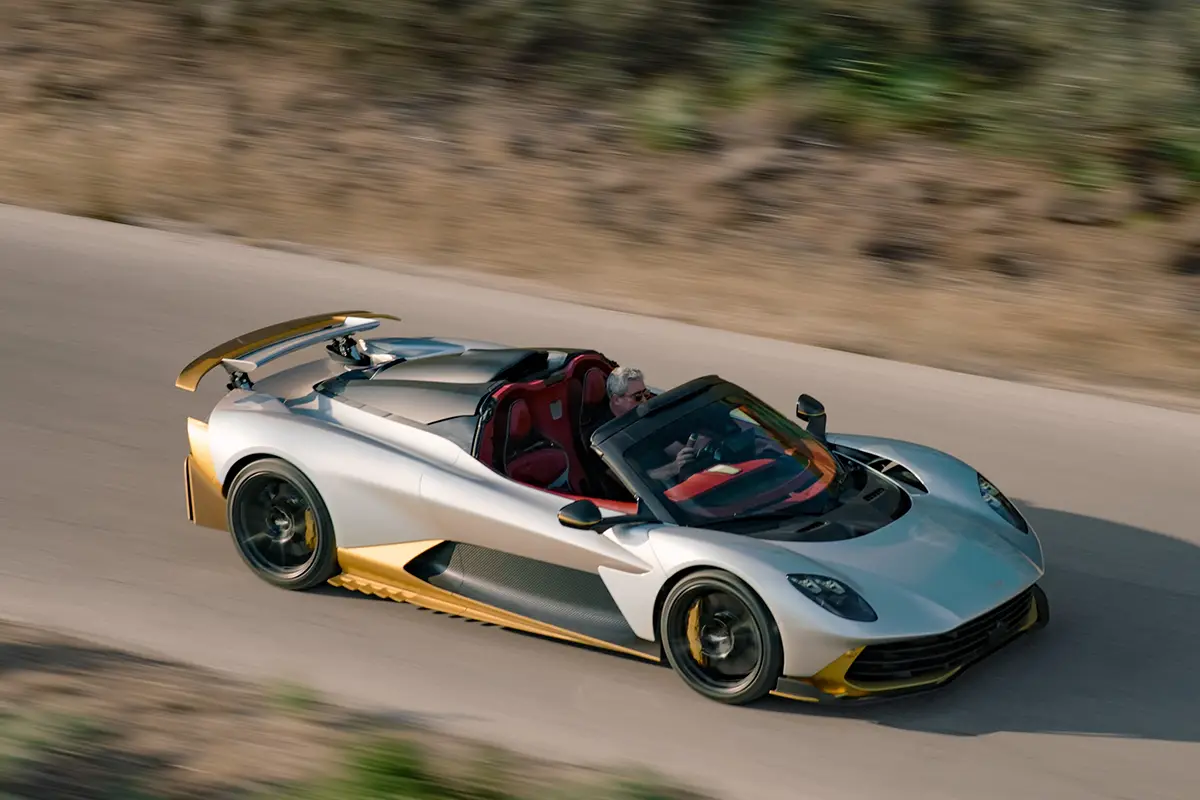 Vogelperspektive auf den offenen Aston Martin Valhalla Spider in Fahrt mit Blick auf die roten Schalensitze