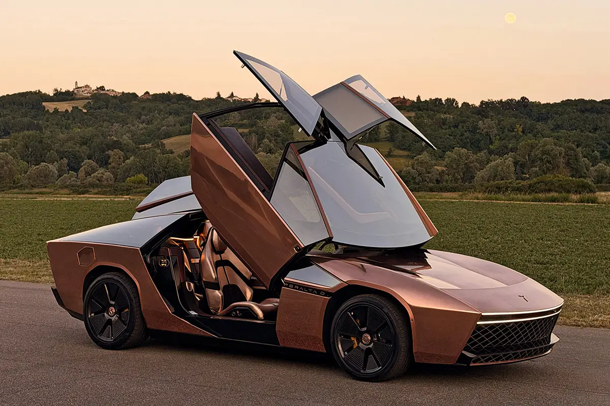 Giugiaro Peralta D mit komplett geöffnetem Greenhouse vorn und aufgestellter hinterer Flügeltür für die Fondpassagiere