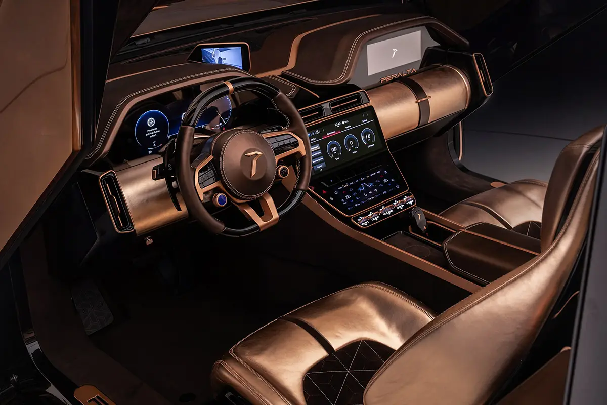 Luxuriöser Fahrerarbeitsplatz des Peralta D mit Sportlenkrad, digitalen Displays und edlen Kupfer- und Alcantara-Details