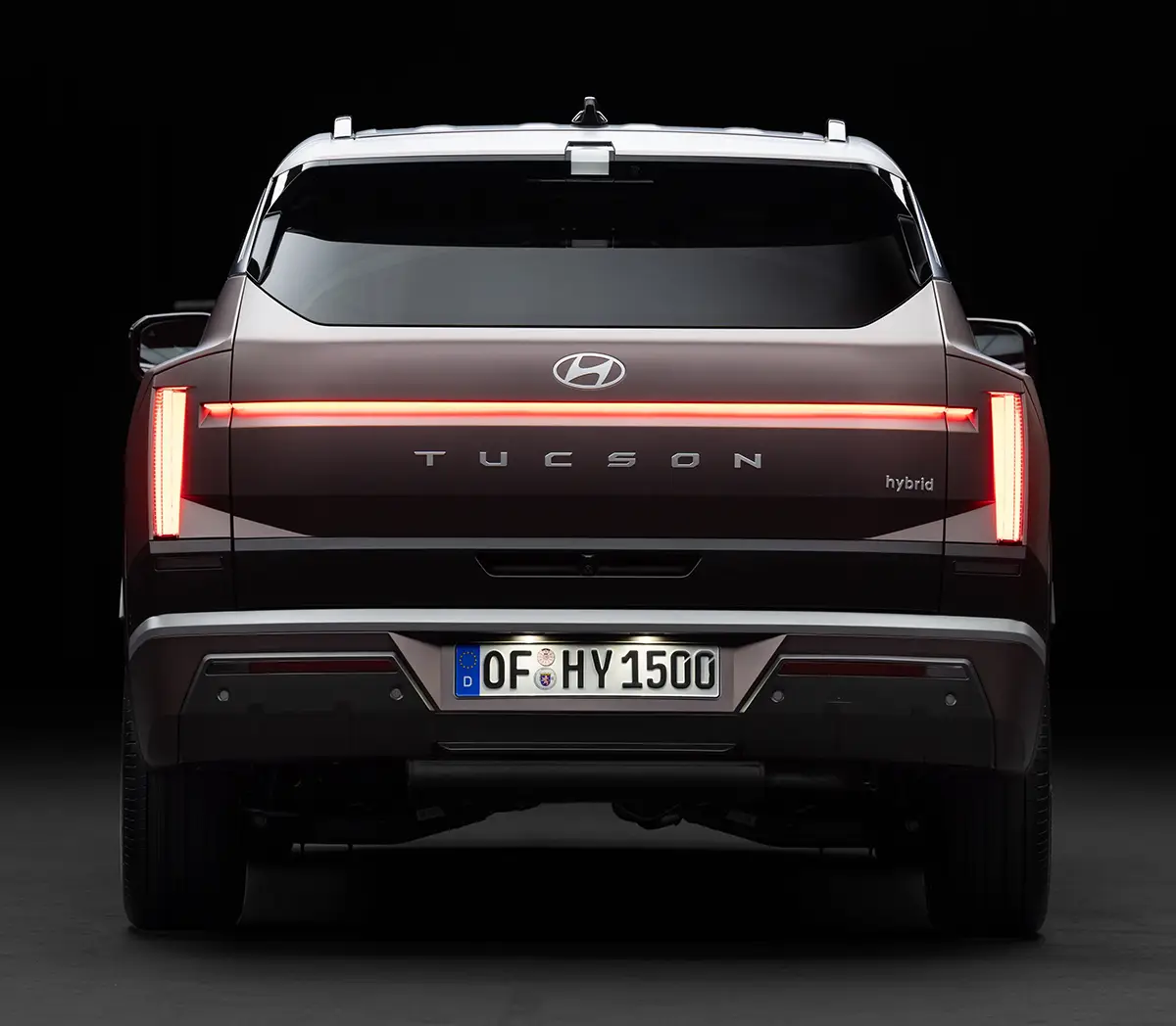 Heckansicht des neuen Hyundai Tucson mit durchgehendem LED-Leuchtenband und vertikalen Heckleuchten