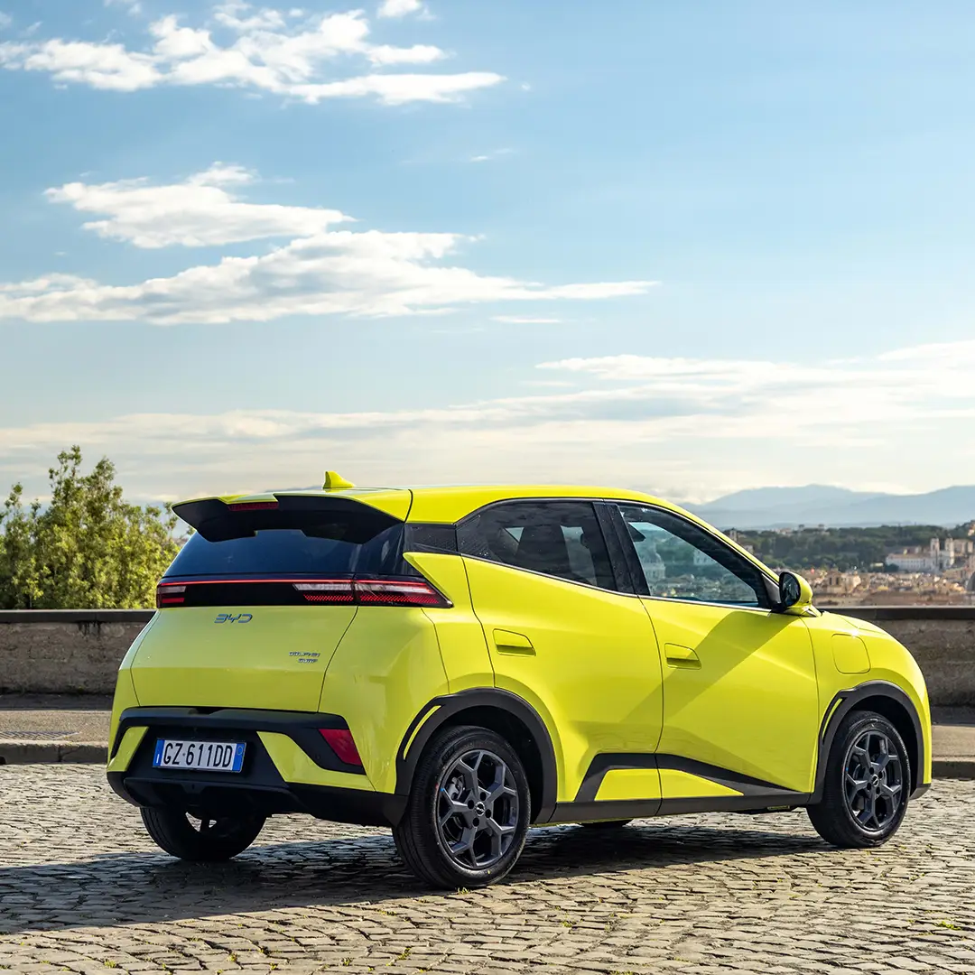 Dynamisches Steilheck des BYD Dolphin Surf mit markanter Heckleuchtenleiste
