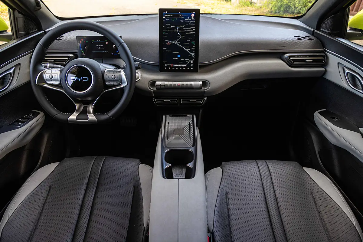 Hochwertig verarbeitetes Cockpit des BYD Dolphin Surf mit drehbarem Touchscreen und Multifunktionslenkrad
