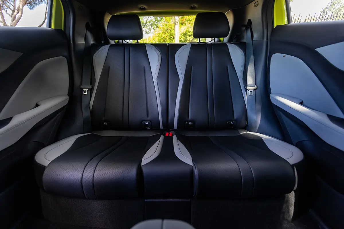 Zweisitzige Rückbank im Fond des BYD Dolphin Surf mit zweifarbigen Kunstlederbezügen