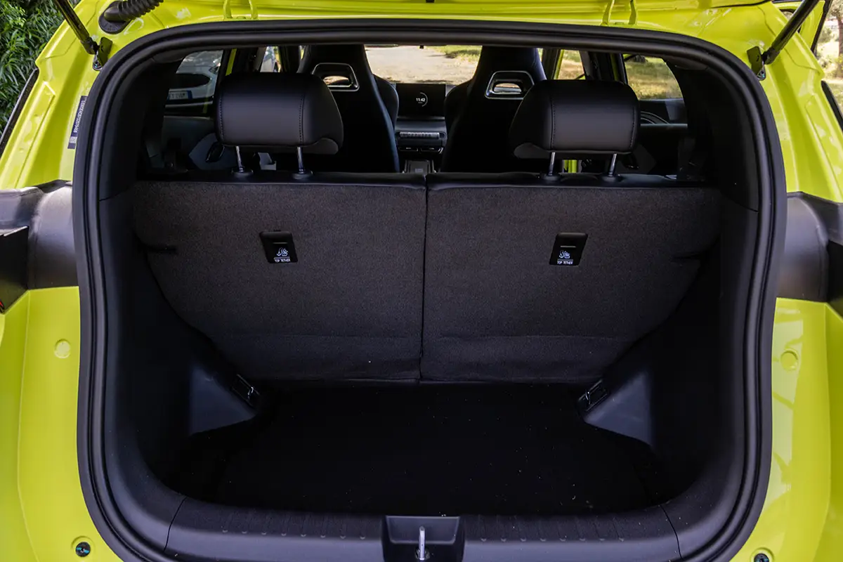 Geöffneter Kofferraum des BYD Dolphin Surf mit 308 Liter Stauvolumen