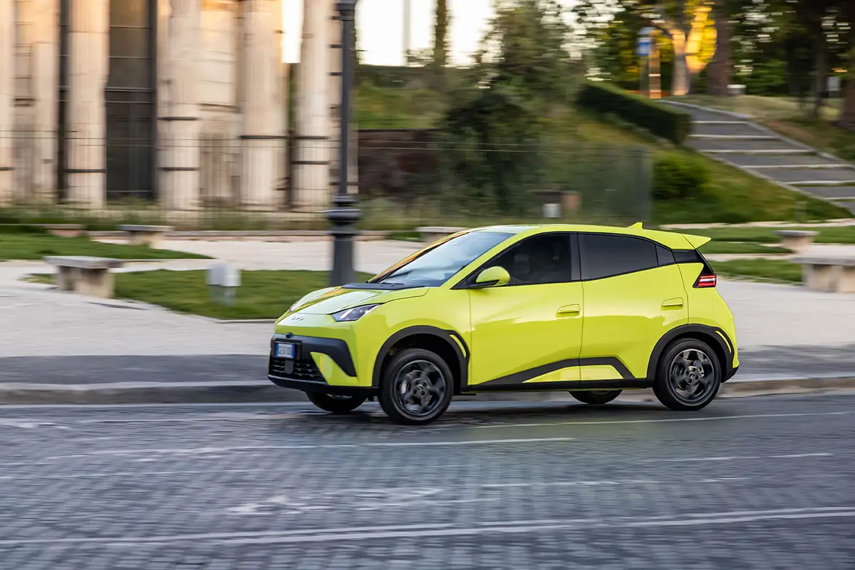Kompakte Seitenlinie des viertürigen Elektro-Kleinwagens BYD Dolphin Surf