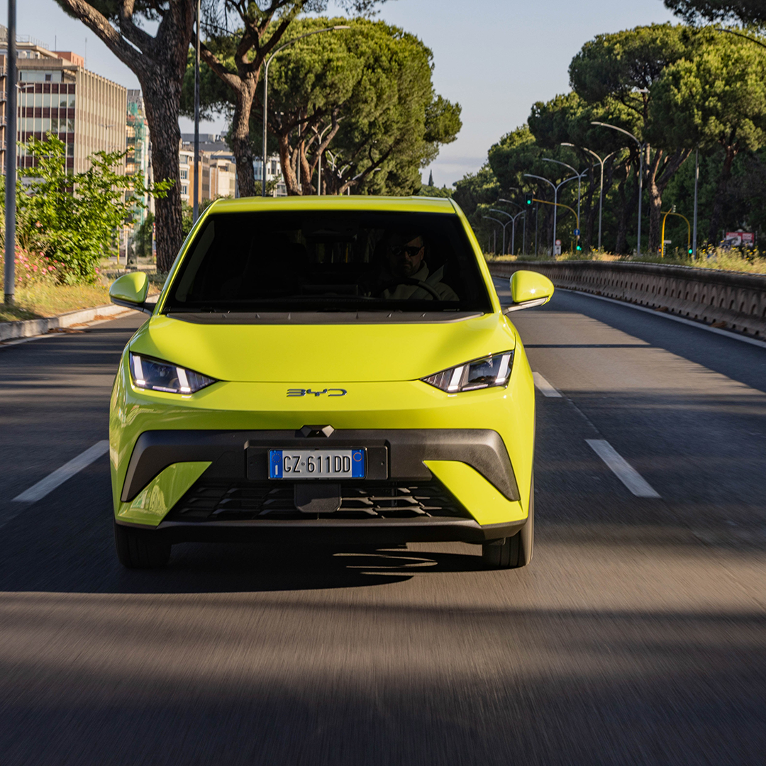 Frontpartie des BYD Dolphin Surf mit scharf geschnittenen LED-Scheinwerfern