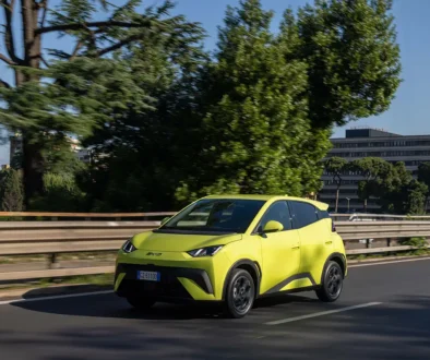 BYD Dolphin Surf in knalligem Gelbgrün bei der Testfahrt auf der Straße
