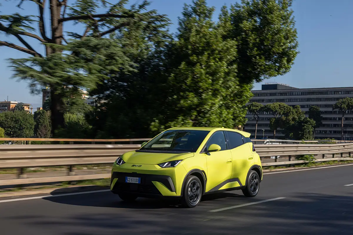 BYD Dolphin Surf in knalligem Gelbgrün bei der Testfahrt auf der Straße