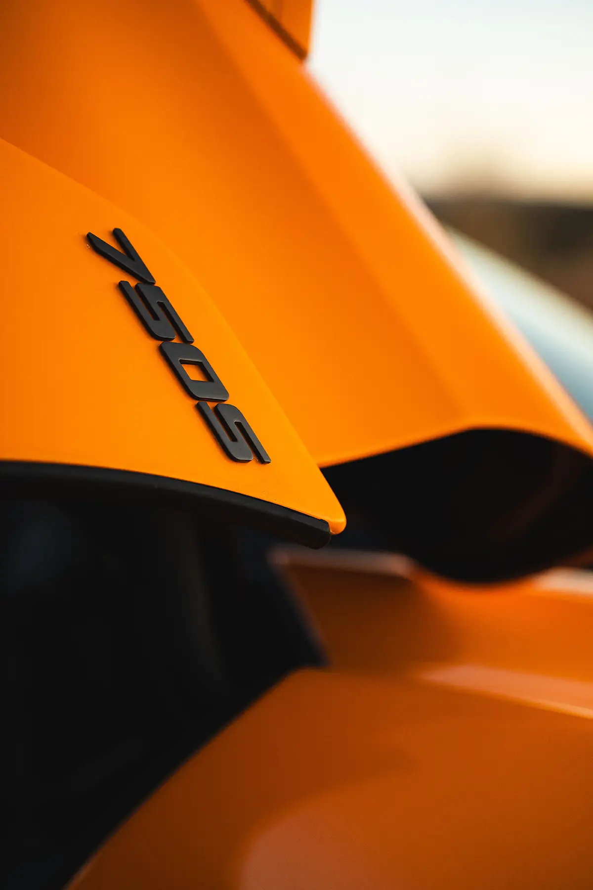 Mattschwarzer 750S-Schriftzug auf der orange lackierten Heckpartie des McLaren 750S
