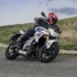 Fahrer mit Helm in dynamischer Kurvenschräglage auf der neuen BMW F 450 R im M-Sport-Design