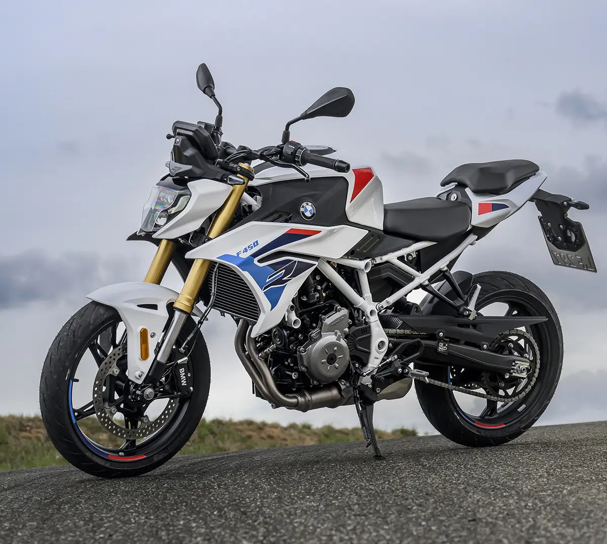 BMW F 450 R A2-Roadster in Seitenansicht mit sichtbarem Gitterrohrrahmen und Upside-down-Gabel