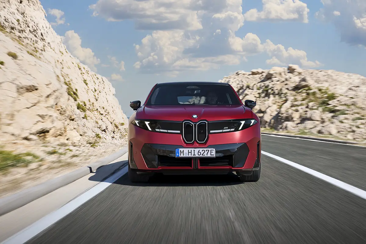 Frontpartie des BMW iX4 mit neu gestalteter, leuchtender Doppelniere und integrierten Scheinwerfern