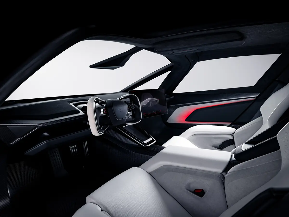 Futuristischer Innenraum des Tesla Roadster mit weißer Lederausstattung, Yoke-Sportlenkrad und zentralem Display