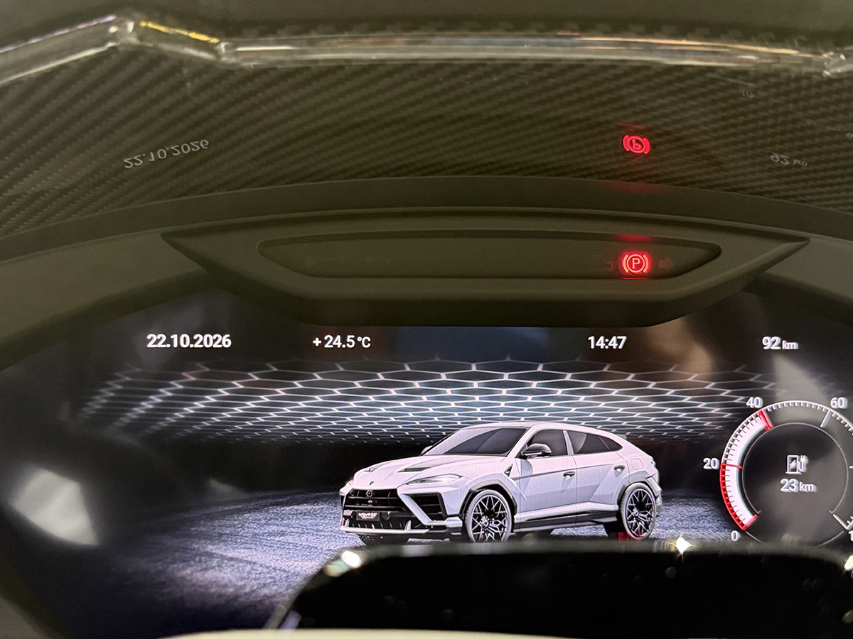 Hochauflösendes digitales Kombiinstrument im Cockpit des Urus SE Performante mit Fahrzeug-Rendering und Carbon-Rahmen
