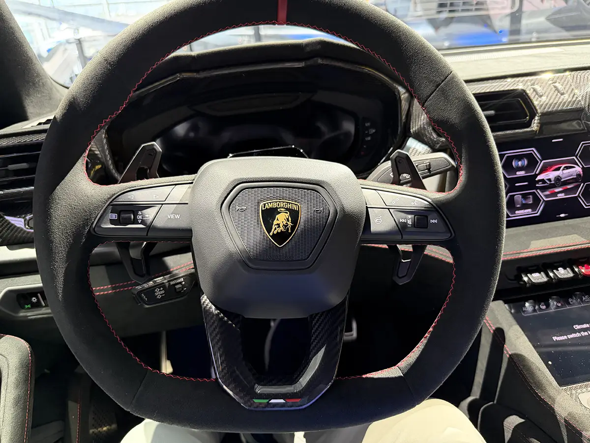 Sportlenkrad mit Lamborghini-Wappen, 12-Uhr-Markierung und Alcantara-Bezügen im Innenraum des Urus SE Performante