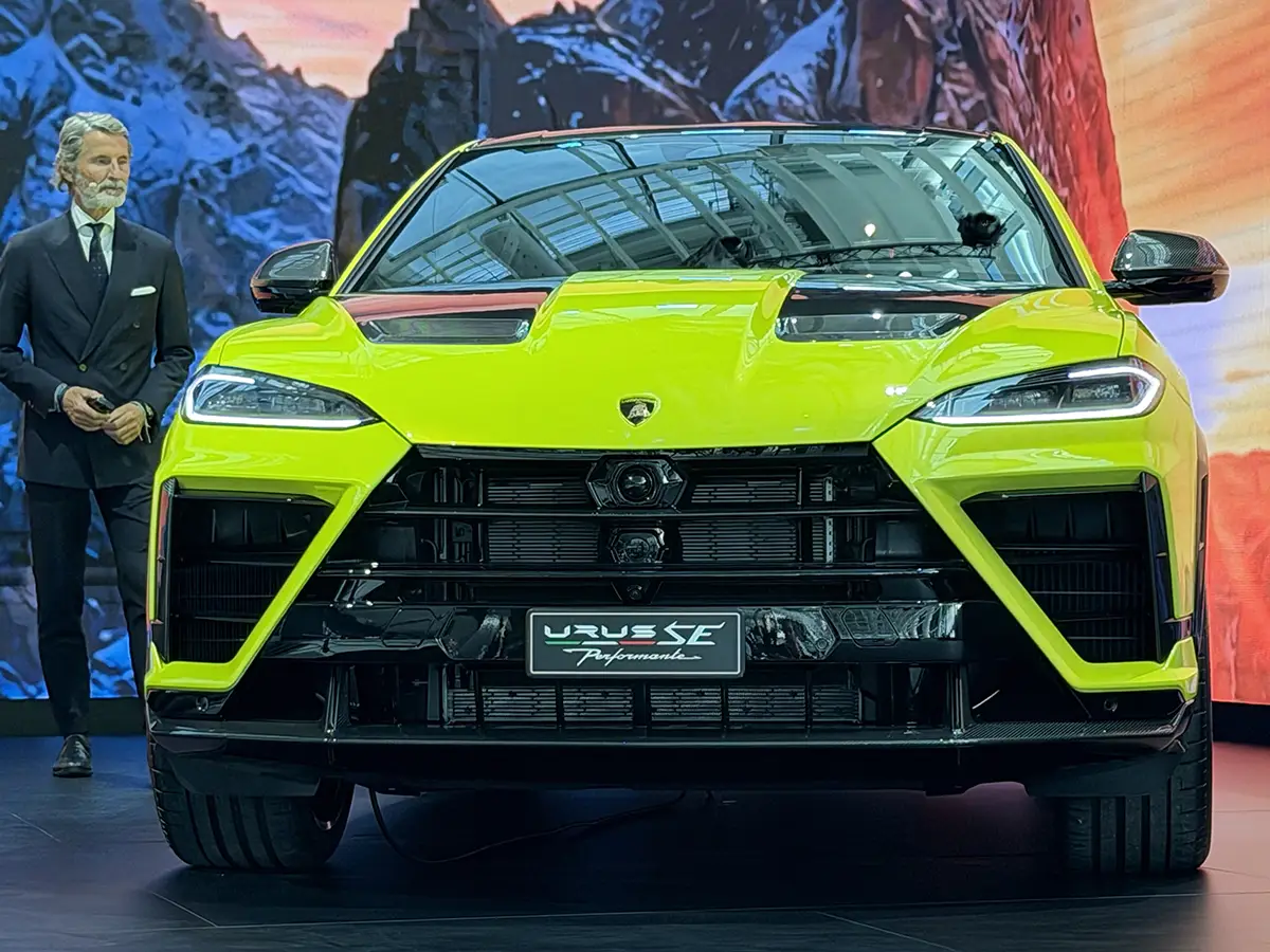Gelber Lamborghini Urus SE Performante in Frontansicht mit Chef Stephan Winkelmann bei der Weltpremiere im Hangar One Frankfurt