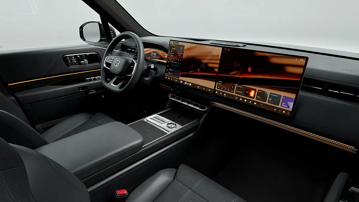 Armaturenbrett des Zeekr 9X mit zwei großformatigen Touchscreens und edler Mittelkonsole
