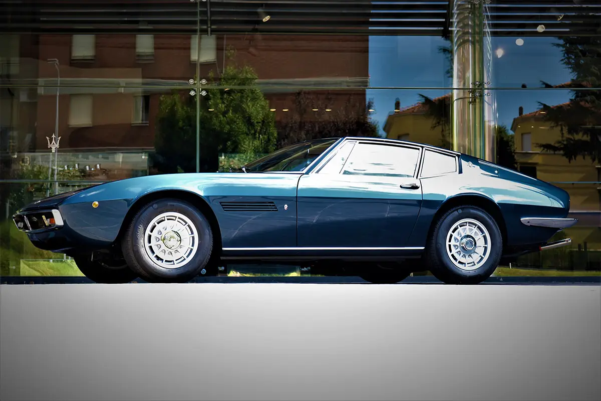 Klassische Seitenlinie des Maserati Ghibli SS Coupé im Farbton Blu Sera mit fliessender Fastback-Silhouette von Giorgetto Giugiaro. Foto: Maserati