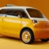 Gelb-weisses Fiat Multiplina Elektro-Konzeptfahrzeug schräg von vorn mit kompakten Abmessungen und modernem Retro-Design. Foto: Fiat