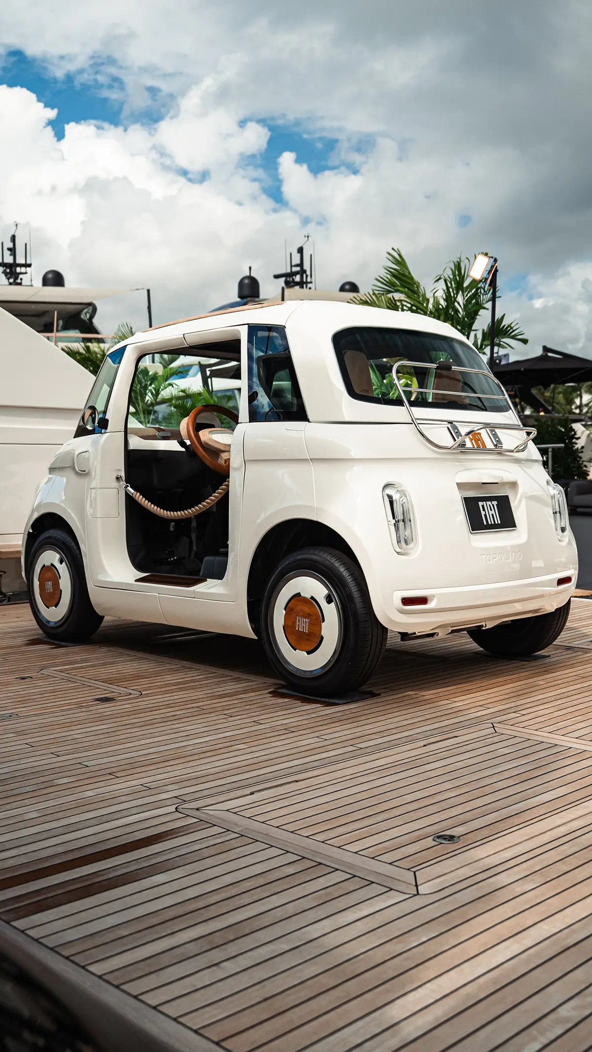 Gesamtansicht des offenen Fiat Topolino Sanlorenzo Einzelstücks auf dem Bootsdeck während der Boat Show in Fort Lauderdale